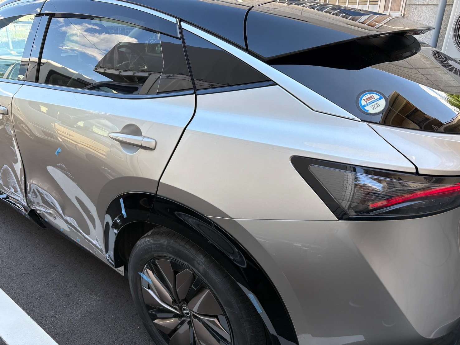 日産アリア　ドア修理